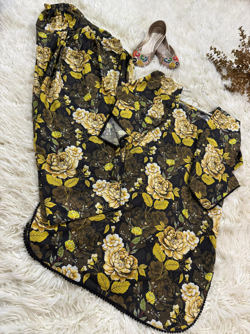 Bana Dora Lawn Ensemble – Lace Embellished Shirt with Farshi Shalwar