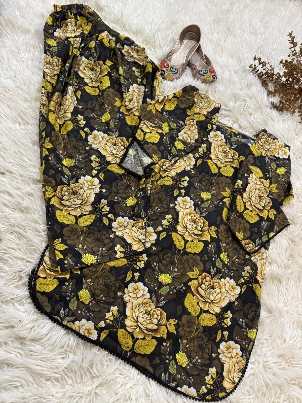 Bana Dora Lawn Ensemble – Lace Embellished Shirt with Farshi Shalwar